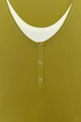 Camiseta efecto doble en color crudo y blanco, de manga corta y corte slim fit. Cuenta con escote redondo, cierre frontal parcial con botones a presión y diseño de capas superpuestas.
