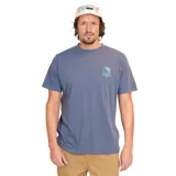 Remera azul de manga corta con cuello redondo y estampado pequeño en el pecho.