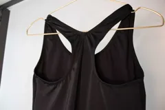 Malla enteriza deportiva color borgoña, con breteles anchos y escote redondo.