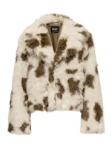 Campera de pelo sintético con estampado de manchas, cuello con solapas y cierre frontal. Diseño de corte recto y textura suave.