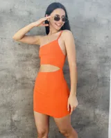 Vestido corto color durazno, de corte ajustado, con breteles finos, escote asimétrico y abertura en la cintura.