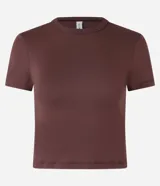 Blusa cropped de manga corta y cuello redondo, confeccionada en tejido rib acanalado de color marrón oscuro.