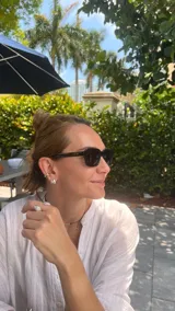 Pulsera tipo esclava abierta con diseño rústico y acabado irregular, fabricada en bronce y alpaca.