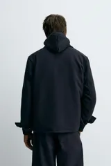 Sobrecamisa de corte regular fit confeccionada en tejido con mezcla de lana. Presenta cuello solapa, cierre frontal con cremallera, bolsillos de plastrón con solapa en el pecho y bolsillos laterales. Las mangas largas terminan en puños con botón oculto.