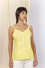 Musculosa de tela de camisa color amarillo claro, con escote en V decorado con detalles bordados, breteles finos y cierre frontal abotonado.