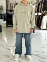 Pantalón de jean de corte super baggy, tiro medio y diseño holgado en color azul con efecto lavado.
