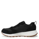 Championes urbanos Merrell modelo Alpine 83, color negro con detalles en blanco y suela de goma color caramelo. Presentan una combinación de materiales textiles y gamuza, con cierre de cordones y logo de la marca en la lengüeta.