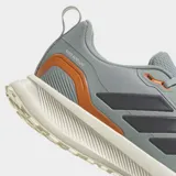 Championes de running Adidas Runfalcon 5, color gris con detalles en naranja y negro. Presentan exterior de malla impermeable, mediasuela con amortiguación Cloudfoam y suela Adiwear de alta tracción.