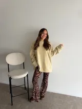 Pantalón de corte oxford con estampado paisley en tonos marrones y beige, de tiro medio y ajuste entallado en la parte superior con caída acampanada.