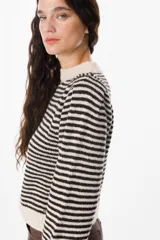 Sweater de punto con diseño de rayas horizontales en color bordó y gris, con mangas abullonadas y cuello redondo. Incluye un detalle de cuello de camisa a rayas incorporado con lazo frontal.