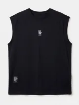 Musculosa de corte oversize color negro, con cuello redondo y sisas amplias. Presenta un pequeño logo bordado en el centro del pecho y una etiqueta rectangular con texto en la parte inferior derecha.