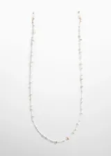 Collar corto de cuentas blancas con adornos de conchas marinas y cierre de mosquetón dorado. Puede usarse como collar o como sujetador de lentes.