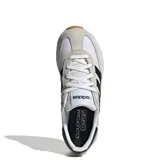 Championes Adidas Run 72S 2.0 de estilo urbano, con parte superior blanca combinada con paneles de gamuza en tono beige y las icónicas tres tiras laterales en negro. Presenta mediasuela blanca con tecnología Cloudfoam y suela de goma color caramelo.