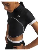 Remera deportiva Under Armour de manga corta y corte crop, color negro con detalles en blanco. Cuenta con cuello alto, cierre frontal completo y costuras visibles a contratono.