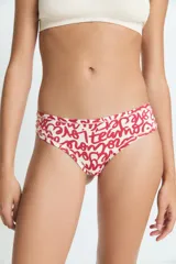 Bombacha tipo culotte con estampado de letras en color rojo sobre fondo crema. Confeccionada en poliamida y elastano con forro de algodón.