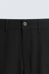 Pantalón chino de corte slim fit, confeccionado en tejido elástico. Presenta bolsillos frontales, bolsillos traseros de vivo con botón y cierre frontal con cremallera y botón.