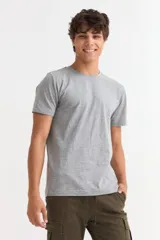Remera de manga corta con cuello redondo, confeccionada en algodón suave de corte clásico.