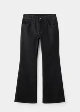 Jeans de tiro medio con diseño flare y lavado oscuro, confeccionados en tejido de algodón estilo tejano vaquero. Cuentan con cinco bolsillos, trabillas para cinturón y cierre frontal con botón y cremallera.