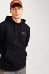 Canguro negro de manga larga con capucha, bolsillo tipo canguro y logo pequeño estampado en el pecho.