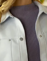 Buzo marrón de tejido acanalado, con cuello alto, manga larga y puños con aplique de botones.