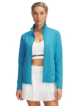 Campera deportiva Under Armour de cuello alto y cierre frontal completo. Confeccionada en tejido elástico de doble punto, cuenta con un diseño entallado y logo de la marca estampado en el frente.