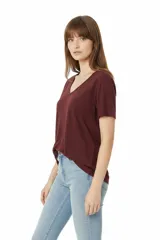 Remera blanca de manga corta con cuello en V y calce holgado, confeccionada en algodón.