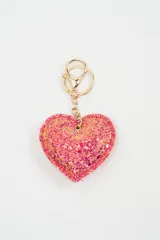 Llavero con dije en forma de corazón acolchado cubierto de glitter rojo y herrajes metálicos dorados.