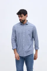 Camisa de manga larga de lino y algodón color celeste, con fit semi slim y cuello clásico.