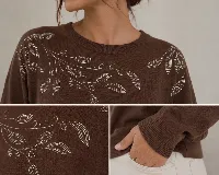 Sweater de punto color marrón, con cuello redondo, mangas largas y calce relajado. Presenta un delicado diseño bordado con brillos en forma de hojas sobre el escote y los hombros.