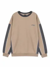 Buzo de cuello redondo en color beige con detalles en gris oscuro en el cuello, puños y paneles laterales. Presenta un pequeño logo estampado en el pecho y líneas blancas decorativas en las mangas.