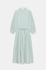 Vestido midi camisero de algodón color verde menta, con cuello camisero, manga abullonada por debajo del codo, cierre frontal con botones y lazo ajustable en la cintura.
