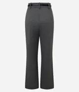 Pantalón de vestir de corte recto, confeccionado en tejido de punto roma con estampado de cuadros. Incluye trabillas en la cintura, cierre tradicional, pliegues y cinturón fino de material sintético con hebilla.