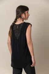 Blusa negra lisa con cuello en V y aplique de cruny en la espalda y en los hombros.