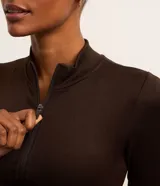 Campera deportiva Get Over de corte ajustado, color marrón, confeccionada en poliamida y elastano con textura acanalada, cuello alto y cierre frontal por cremallera.