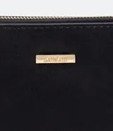 Billetera pequeña color negro con cierre de cremallera y correa de muñeca.