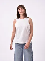 Musculosa de algodón color blanco off-white, con cuello redondo y corte holgado.