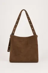 Bolso tipo shopper de gamuza marrón, con asa de hombro ajustable decorada con ojales metálicos plateados y hebilla lateral.