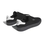 Championes Adidas 3MC negros con detalles en blanco.