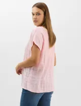 Blusa de corte fluido confeccionada en algodón con tejido texturizado de patrón a cuadros. Presenta mangas cortas caídas, escote redondo y cierre frontal con botones.