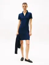 Vestido azul marino tipo chomba de algodón elástico, corte slim, largo hasta la rodilla, cuello en V y mangas cortas.