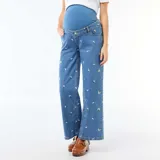 Pantalón de embarazo de corte ancho y tiro alto, confeccionado en denim azul con bordados de pequeñas flores blancas. Presenta un diseño cómodo con cintura elástica adaptada para el periodo de gestación.