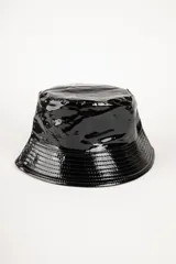 Gorro tipo bucket impermeable de acabado brillante, color negro, con costuras horizontales en el ala.