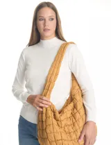 Bolso capitoneado color amarillo mostaza, de la marca Do Everything In Love. Tiene una abertura principal con cierre, interior con reparticiones y bolsillos, y bolsillos laterales con cierre. El forro interno es a tono.