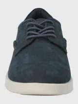 Zapato casual de hombre Hush Puppies modelo Spinal Street, confeccionado en cuero gamuzado color azul marino. Presenta cierre mediante cordones al tono, interior forrado y una suela de EVA y goma en color beige que ofrece amortiguación y retorno de energía. Incluye tecnología Dual Fit con doble plantilla extraíble para un ajuste personalizado.