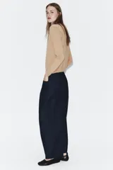 Jersey de cuello redondo y manga larga, confeccionado en hilatura de cashmere 100% con acabados en rib.