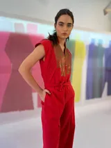 Mono largo color rojo con escote en V, cierre frontal y cinturón.