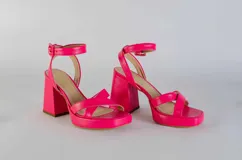 Sandalias de plataforma color verde lima, con tiras cruzadas sobre el empeine y pulsera al tobillo con hebilla.