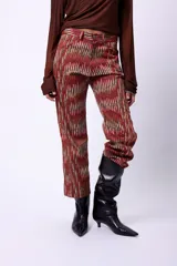 Pantalón recto con estampado abstracto en tonos marrones y negros, tiro medio.