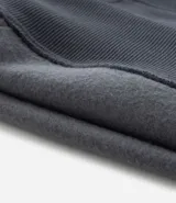 Saco con capucha color gris oscuro, con cordón ajustable, bolsillo canguro y mangas largas con puños ajustados. Confeccionado en algodón con felpa.