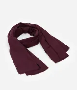 Bufanda femenina de punto liviano en color negro, con diseño básico y terminación deshilachada en los extremos.